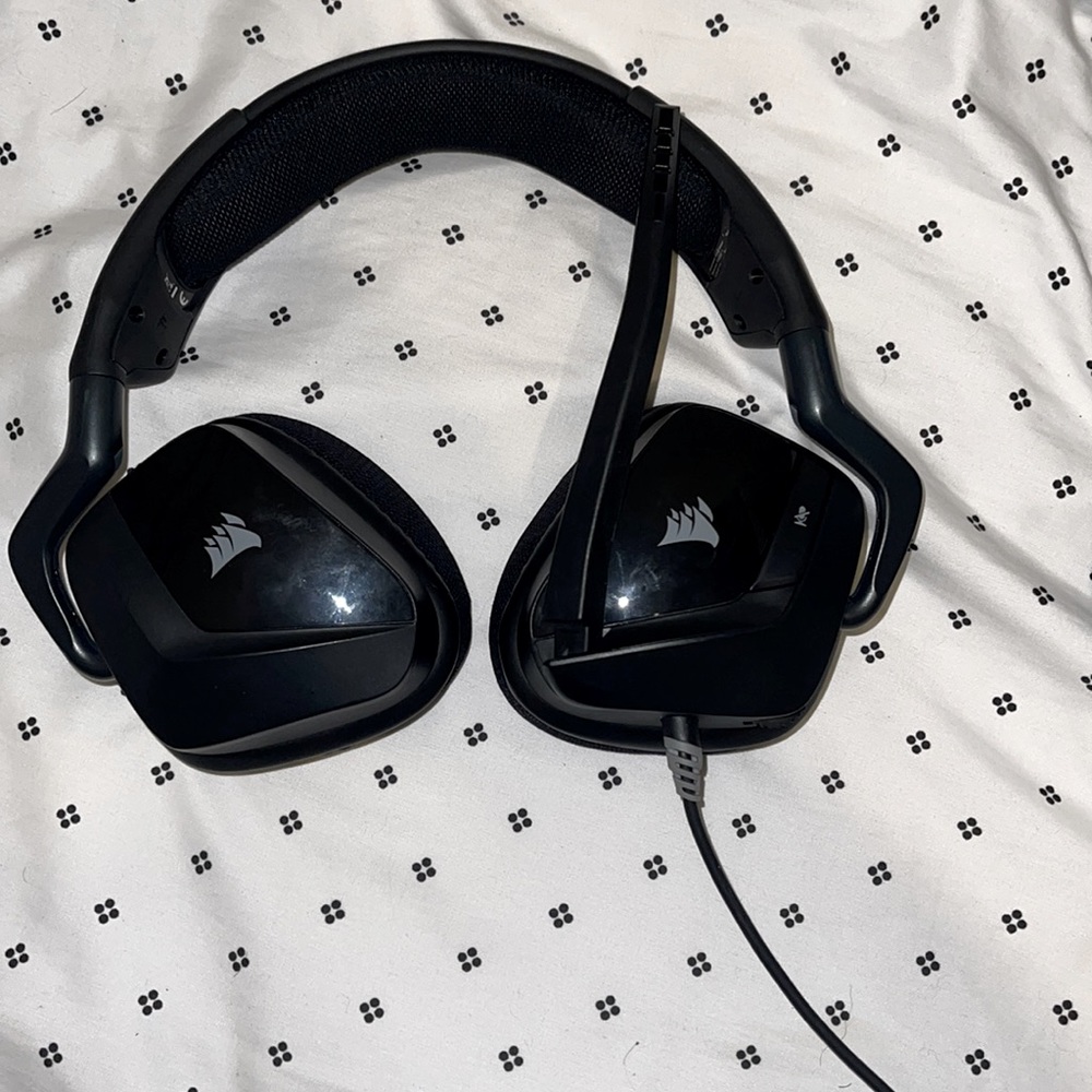Black Corsair headset.